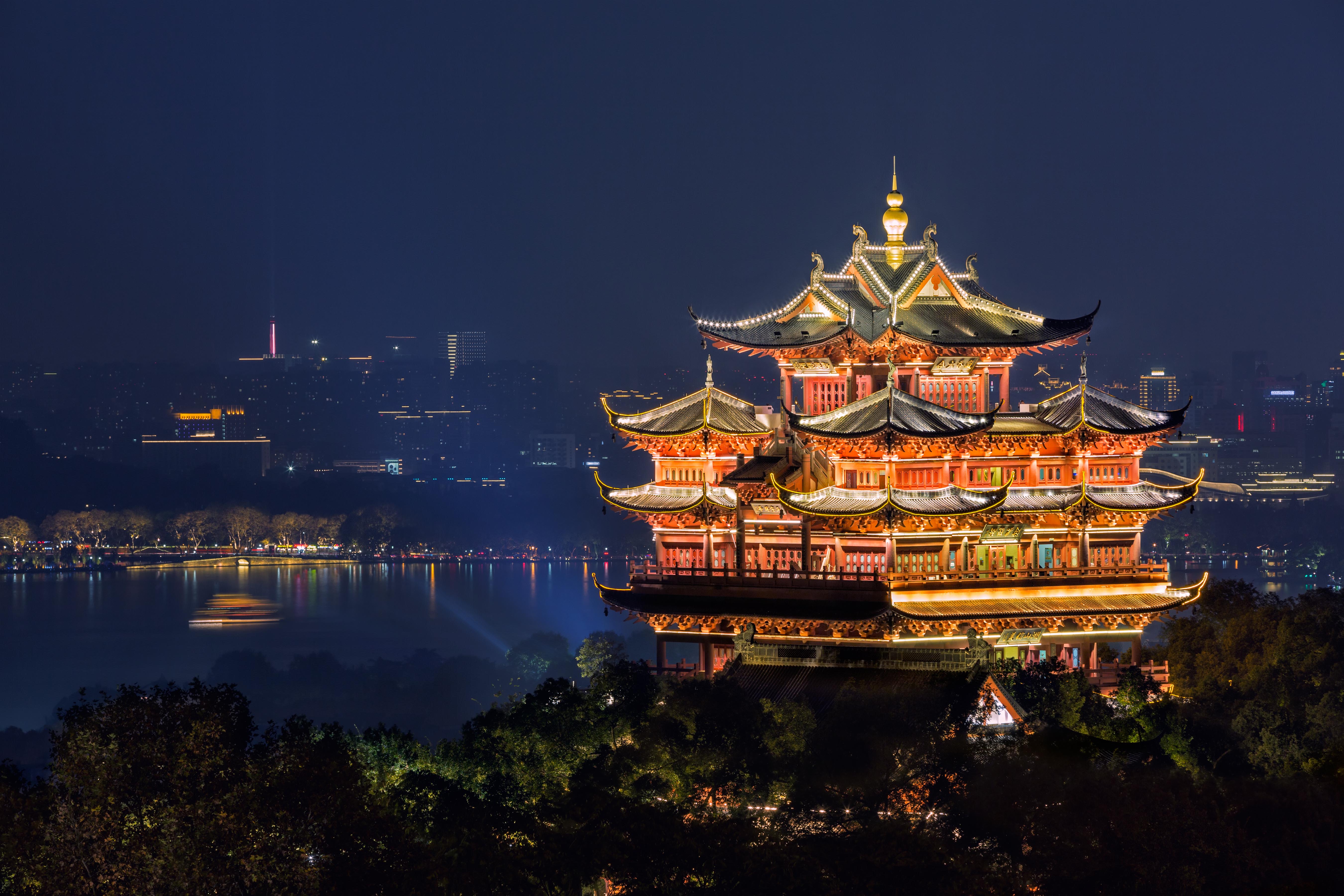 杭州城隍閣與西湖映襯夜景